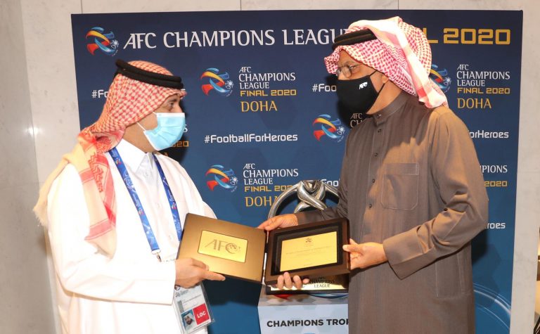 الشيخ سلمان يوجه كتاب شكر للاتحاد القطري ويكرم المصلح والساعي