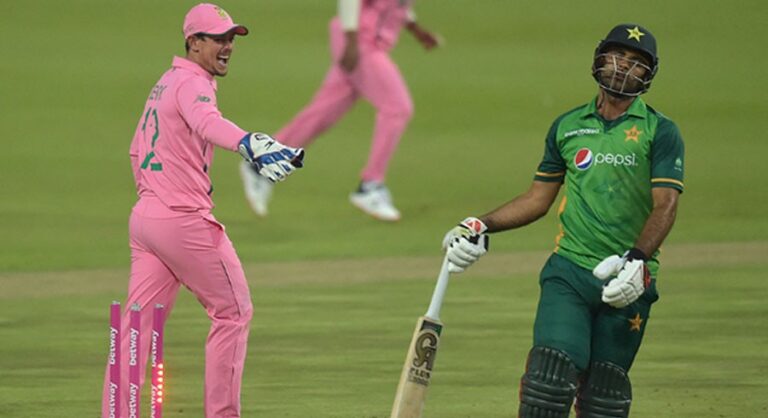 De Kock escapes fake fielding charge after Zaman run out