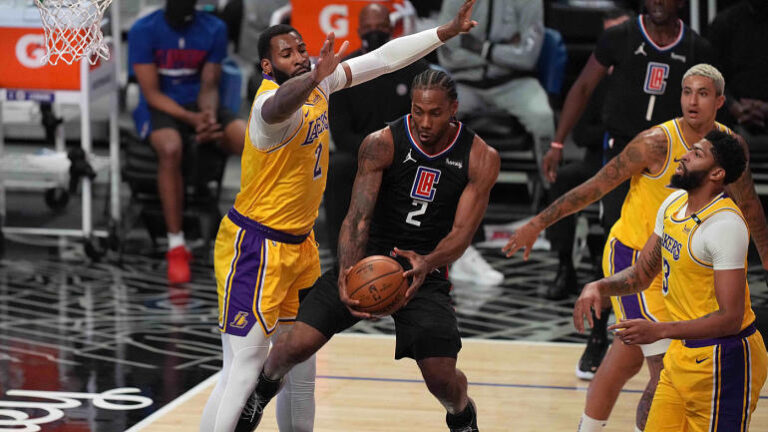 Clippers at full strength in dominating win over struggling Lakers