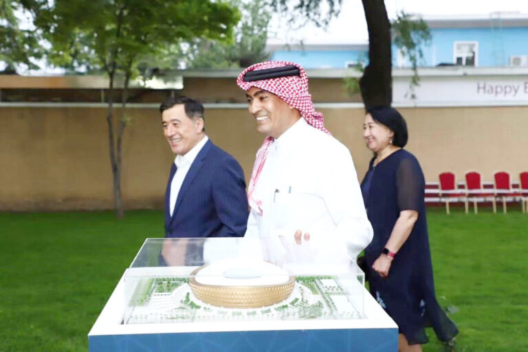 سفير قطر لدى الصين يقيم معرضاً ترويجياً لكأس العالم 2022