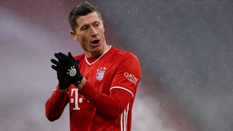 Bayern wait on record-chasing Lewandowski as top-four race hots up