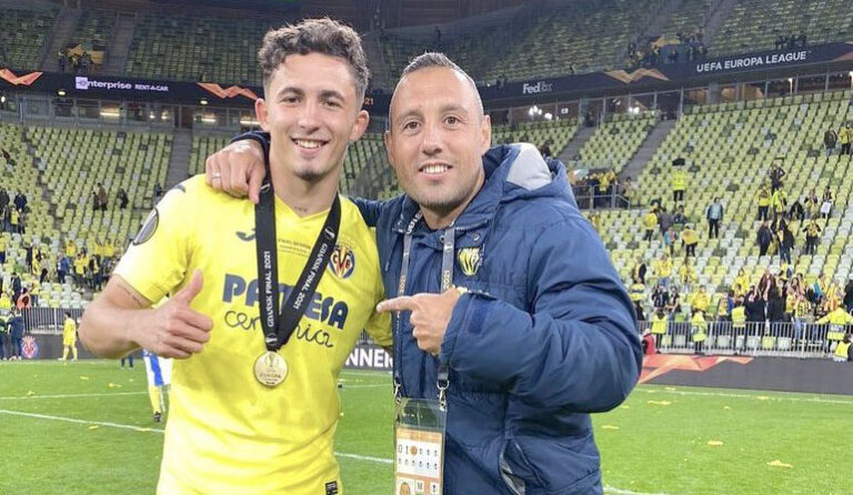 كازورلا يحتفل مع فريقه السابق فياريال بلقب الدوري الأوروبي