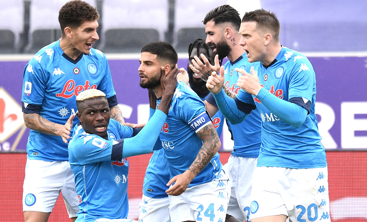 Napoli beat Fiorentina to keep Champions League ambitions alive