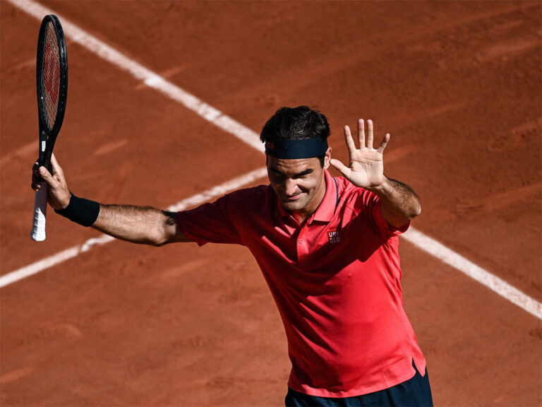 Federer makes winning French Open return as Swiatek, Medvedev progress
