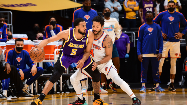 Last-gasp Lakers keep Knicks waiting for playoff berth