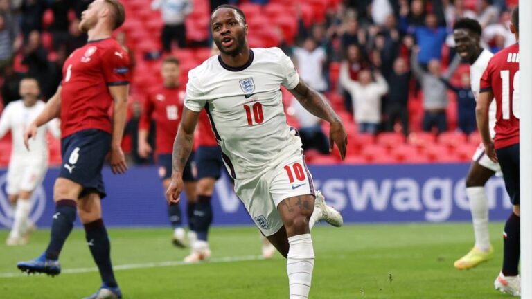 Sterling strikes as England beat Czechs to top Euro 2020 group