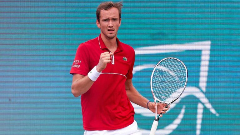 Medvedev advances in Mallorca while Djokovic tries doubles