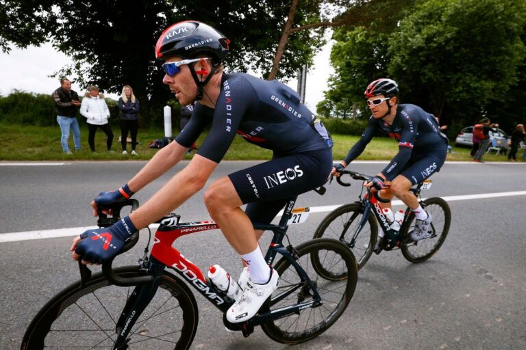 Geraint Thomas dislocates shoulder in Tour de France fall