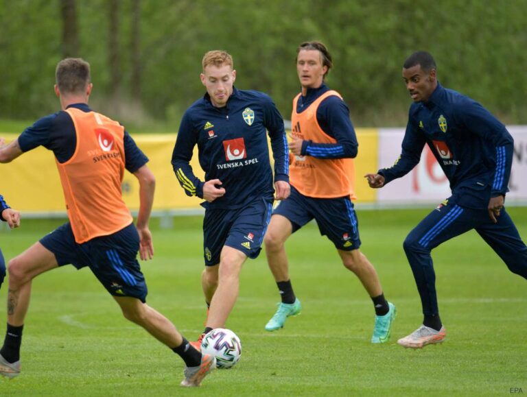 Sweden keep Kulusevski and Svanberg for Euro despite virus positives