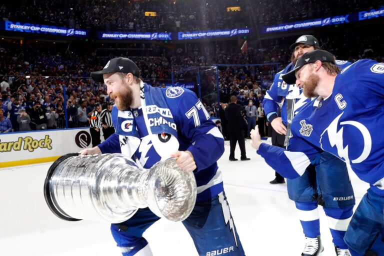 Lightning strike twice, beat Canadiens for second straight Stanley Cup