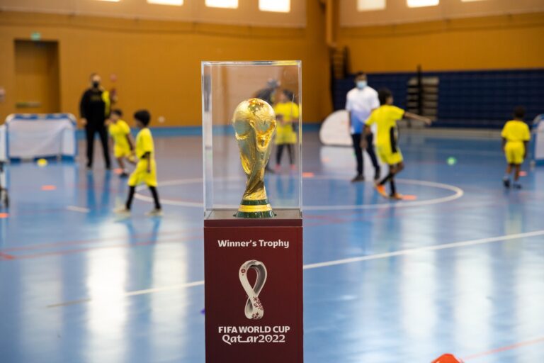 أعضاء برنامج “لكل القدرات” يستقبلون الكأس الخاصة بمونديال قطر 2022