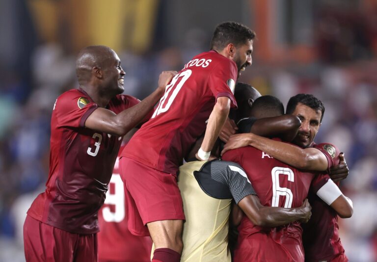 العنابي يتأهل بجدارة لربع نهائي بطولة الكأس الذهبية على صدارة المجموعة الرابعة