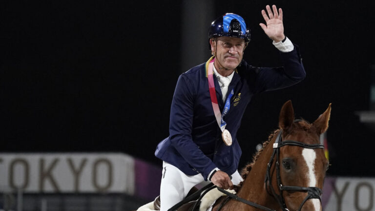 Australian Hoy, 62, oldest Olympic medallist since 1968