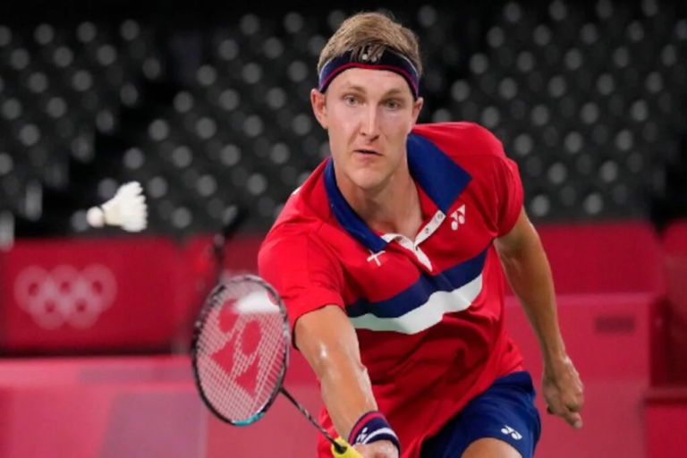 Axelsen to face defending champ Chen in Olympic badminton final