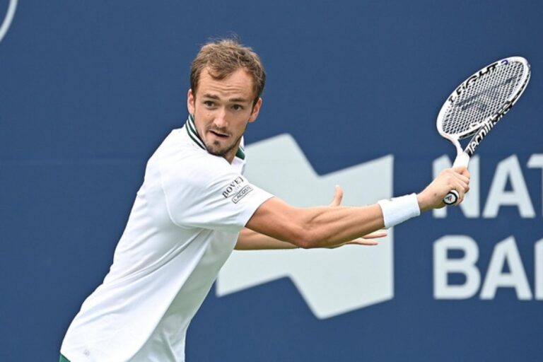 Medvedev outlasts Hurkacz to reach ATP Toronto semi-finals