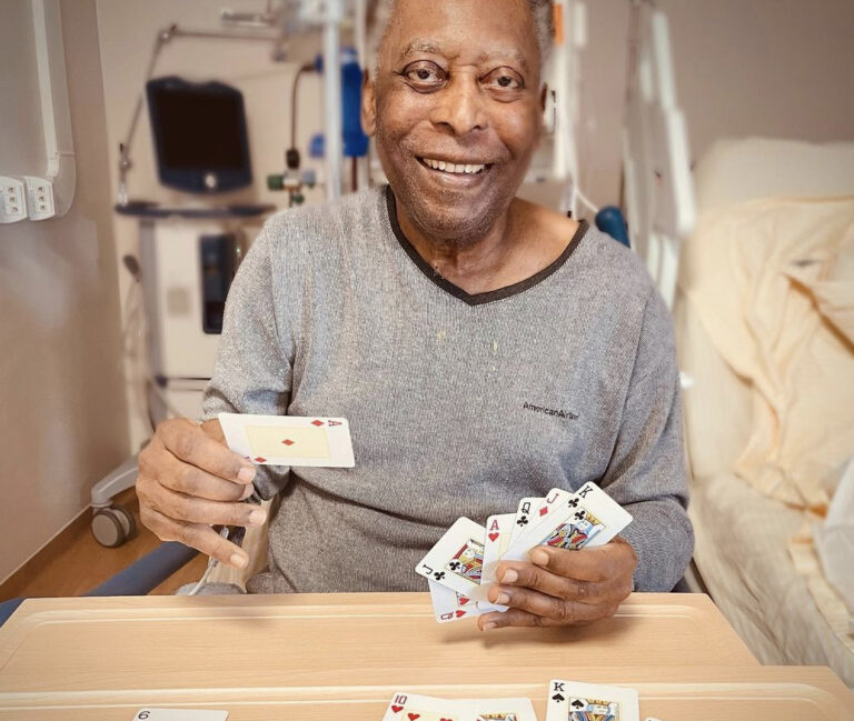 Pele playing cards, smiling after surgery: daughter