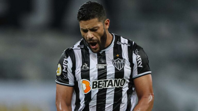 Hulk misses penalty in Palmeiras-Atletico Libertadores stalemate
