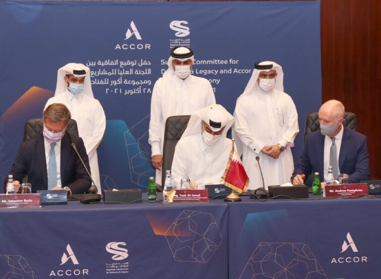 رئيس الوزراء يشهد التوقيع على اتفاقية تشغيل الخدمات للوحدات السكنية حتى 2022