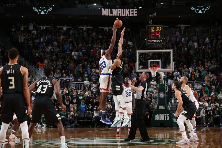 Knicks rally to stun Bucks, Warriors crush Pelicans