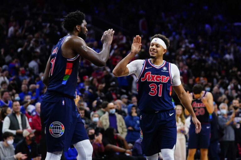 Curry, Embiid lead Sixers past Bulls