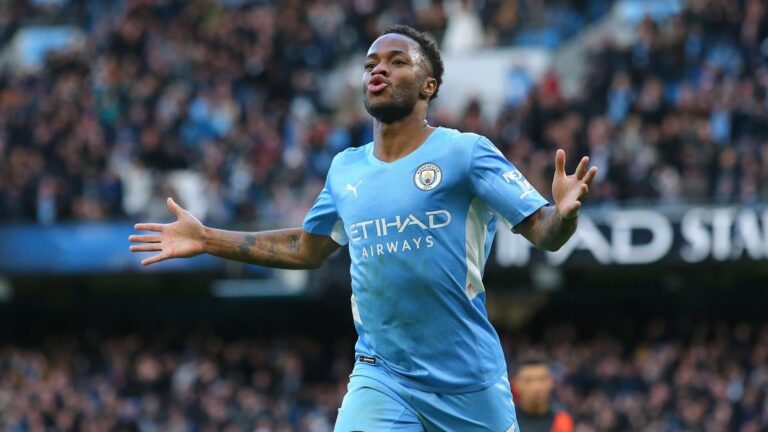 Man City sweep aside Everton to close on Chelsea
