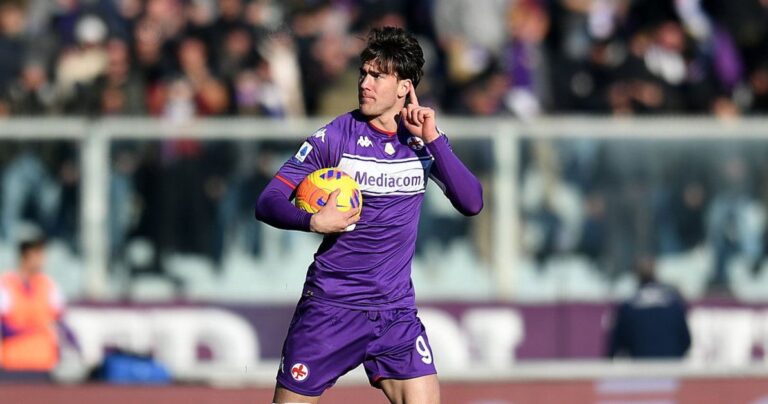 Vlahovic strikes as Fiorentina held by Sassuolo