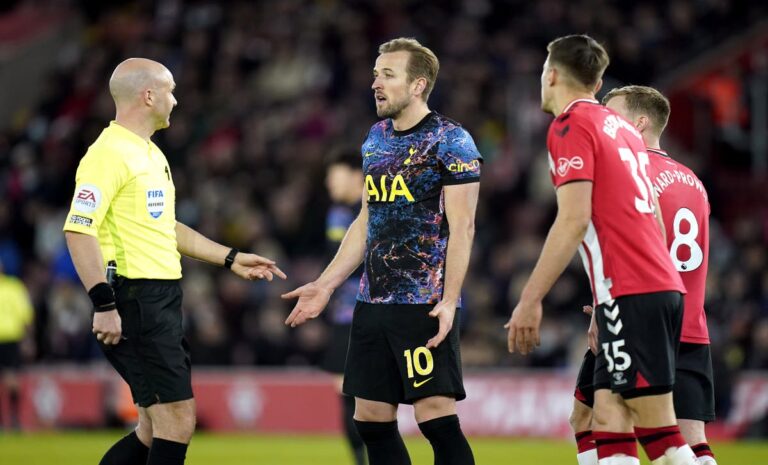 Spurs held by 10-man Saints as West Ham sink Watford