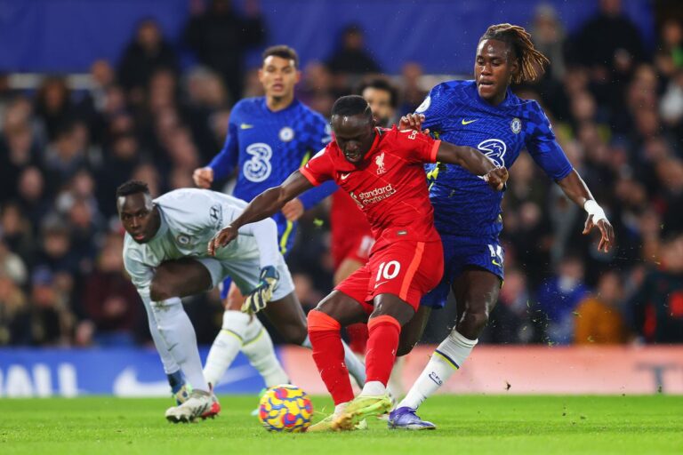 Chelsea fight back to hold Liverpool, Benitez under fire as Everton crash