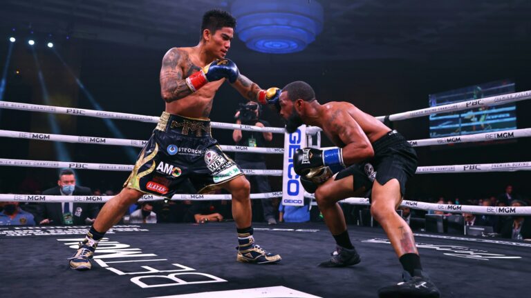 Mark Magsayo ends Gary Russell’s seven-year featherweight world title reign
