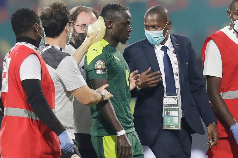 Senegal criticised after Mane plays on despite suspected concussion