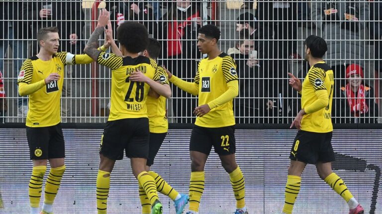 Reus strikes twice as Dortmund trim Bayern’s lead