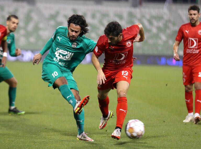 الأهلي يقلب تأخره بهدفين إلى فوز بثلاثية على العربي